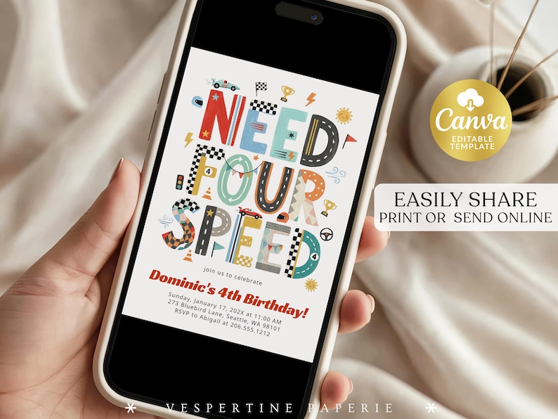 Peut inclure: Une invitation num&eacute;rique affich&eacute;e sur un &eacute;cran de smartphone avec le texte NEED FOUR SPEED en typographie color&eacute;e sur le th&egrave;me de la course. Le design inclut des illustrations de voitures de course, drapeaux &agrave; damier et troph&eacute;es pour l'anniversaire.