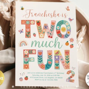 Może przedstawiać: Kolorowe zaproszenie na drugie urodziny. Tekst "Francheska is TWO much FUN" wyświetlany jest z kwiatowymi i owocowymi ilustracjami. Zaproszenie zawiera szczegóły wydarzenia oraz logo Canva i Vesperine Paperie.