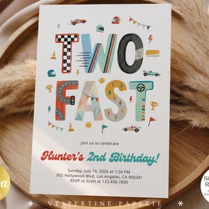 Könnte beinhalten: Eine weiße Einladungskarte mit dem Text "TWO FAST" in farbenfrohen Buchstaben im Rennwagen-Design. Die Karte lautet "Hunter's 2nd Birthday!" mit Veranstaltungsdetails. Dekorative Elemente sind Rennwagen, Flaggen und eine Zielflagge.