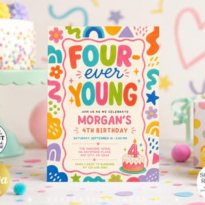 Pode incluir: Um cartão de convite de aniversário retangular com fundo creme apresentando o texto colorido FOUR-EVER YOUNG, JOIN US AS WE CELEBRATE MORGAN'S 4TH BIRTHDAY e detalhes do evento. A borda é decorada com formas abstratas vibrantes e um bolo.