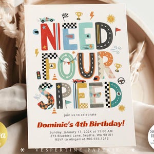 Peut inclure: Une carte d'invitation d'anniversaire rectangulaire avec le texte NEED FOUR SPEED en grandes lettres color&eacute;es sur le th&egrave;me de la course. Le design inclut des illustrations de voitures de course, drapeaux &agrave; damier, troph&eacute;es et c&ocirc;nes.