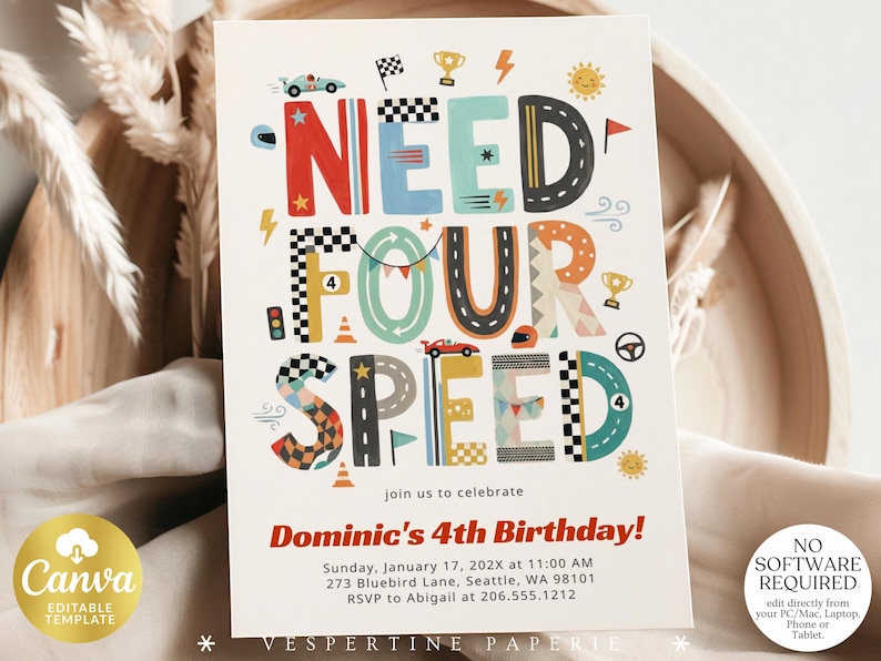 Peut inclure: Une carte d'invitation d'anniversaire rectangulaire avec le texte NEED FOUR SPEED en grandes lettres color&eacute;es sur le th&egrave;me de la course. Le design inclut des illustrations de voitures de course, drapeaux &agrave; damier, troph&eacute;es et c&ocirc;nes.