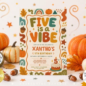 Puede incluir: Una tarjeta de invitación de cumpleaños rectangular con el texto FIVE is a VIBE, XANTHO'S 5TH BIRTHDAY y detalles del evento. El diseño incluye ilustraciones coloridas de calabazas, hojas, bellotas, arcoíris y un pastel de cumpleaños con vela.