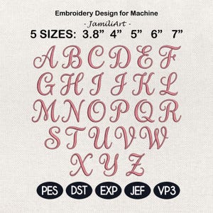 Puede incluir: Letras del alfabeto bordadas en rosa con una fuente cursiva. El diseño está disponible en cinco tamaños: 9,65 cm, 10,16 cm, 12,7 cm, 15,24 cm y 17,78 cm. La imagen también incluye el texto "Embroidery Design for Machine - JamiliArt -" y abreviaturas de tipo de archivo.