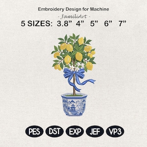 Puede incluir: Diseño de bordado a máquina con un limonero con limones amarillos, hojas verdes y un lazo azul. El árbol está en una maceta azul y blanca. Disponible en 5 tamaños: 9,65 cm, 10,16 cm, 12,7 cm, 15,24 cm y 17,78 cm.