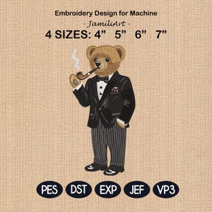 Puede incluir: Un diseño de bordado de un oso de peluche elegante con esmoquin, fumando en pipa. El diseño incluye el texto "Embroidery Design for Machine - JamiliArt - 4 SIZES: 4" 5" 6" 7"" y está disponible en formatos PES, DST, EXP, JEF y VP3.