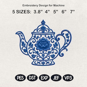 Könnte beinhalten: Ein blaues Maschinenstickmuster einer Teekanne mit zentralem Blumenmotiv und kunstvollen Schnörkeln. Der Text lautet Embroidery Design for Machine, 5 SIZES: 3.8" 4" 5" 6" 7", und listet die Dateiformate PES, DST, EXP, JEF und VP3 auf.