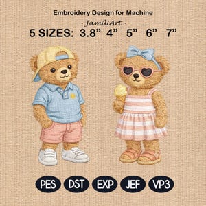 Op de afbeelding: Een borduurontwerp met twee teddyberen. Eén beer draagt een blauwe poloshirt, roze shorts en een gele pet. De andere beer draagt een roze en wit gestreepte jurk, hartvormige zonnebril en houdt een ijsje vast. Het ontwerp is verkrijgbaar in 5 maten: 9.65 cm, 10.16 cm, 12.7 cm, 15.24 cm en 17.78 cm.