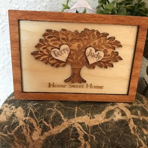Arbre généalogique personnalisé au format carte postale de Home Sweet Home pour jusqu'à 4 noms Cadeau de pendaison de crémaillère pour une nouvelle maison, 15 cm, petite oeuvre d'art murale en bois pour la première maison