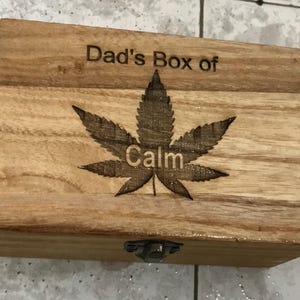 Caja de madera para guardar marihuana Dad’s Box of Calm, personalizada, disponible en 3 tamaños, regalo para fumetas, mensaje en el interior, grabado a láser personalizado