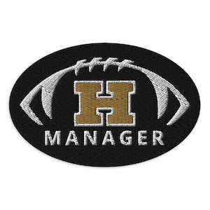 Könnte beinhalten: Gestickter Aufnäher in Form eines Footballs mit schwarzem Hintergrund. Der Aufnäher zeigt in der Mitte den goldenen Buchstaben "H" mit dem Wort "MANAGER" darunter in Weiß. Das Football-Design ist weiß umrandet.