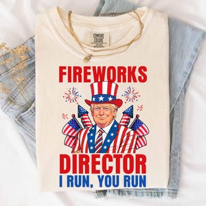 Direttore dei fuochi d'artificio "I Run You Run" (Corro, tu corri) Divertente Trump 4 luglio America PNG, Bandiera americana di Trump Estate PNG, Fuochi d'artificio Trump Design PNG