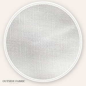 Puede incluir: Una muestra circular de tela gris claro con una textura tejida visible, que presenta un patr&oacute;n entrecruzado de hilos verticales y horizontales. El texto OUTSIDE FABRIC est&aacute; impreso en negro debajo de la muestra circular del material.