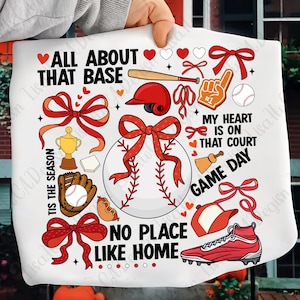 Może przedstawiać: Biały wz&oacute;r w tematyce baseballu z czerwonymi akcentami. Zawiera piłkę do baseballu, kij, rękawicę, kask i tekst: "All About That Base", "No Place Like Home" i "Game Day". Zawiera kokardy, serca i trofeum.