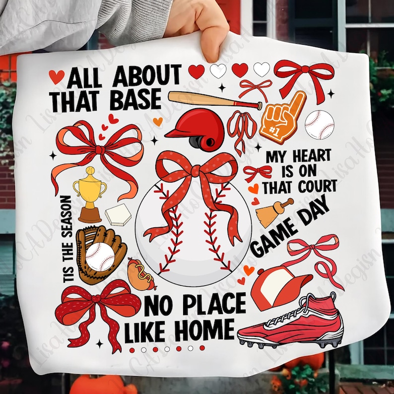 Może przedstawiać: Biały wz&oacute;r w tematyce baseballu z czerwonymi akcentami. Zawiera piłkę do baseballu, kij, rękawicę, kask i tekst: "All About That Base", "No Place Like Home" i "Game Day". Zawiera kokardy, serca i trofeum.
