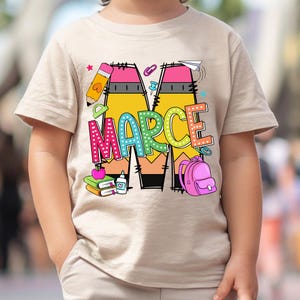 Regreso a clases personalizado (PNG), letra de lápiz (PNG), jardín de infantes, preescolar, letra y nombre del alfabeto personalizados, camiseta para niño y niña (PNG)