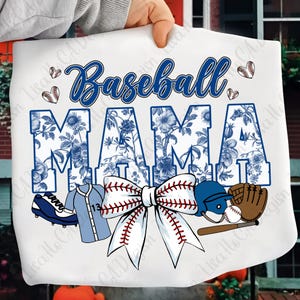 Może przedstawiać: Biała grafika z napisem "Baseball MAMA" w niebieskim skrypcie i kwiatowym nadrukiem. Pokazano r&oacute;wnież kokardę baseballową, korki, koszulkę, kask, rękawicę, piłkę i kij. Motyw baseballowy.