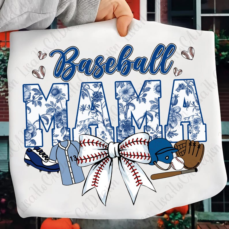 Może przedstawiać: Biała grafika z napisem "Baseball MAMA" w niebieskim skrypcie i kwiatowym nadrukiem. Pokazano r&oacute;wnież kokardę baseballową, korki, koszulkę, kask, rękawicę, piłkę i kij. Motyw baseballowy.