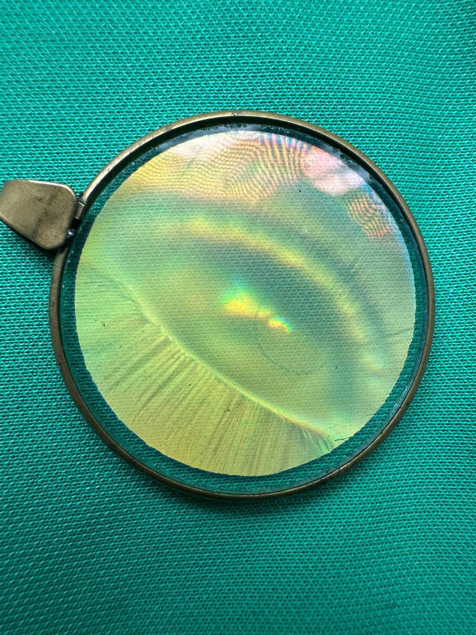 Pendentif Hologramme œil En 3D - Verre Transparent, Cerclage Plaqué Or 30mm - Marque Le Bazar Du Turfu - Neuf