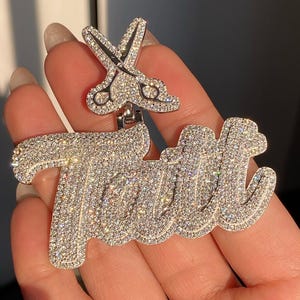 Colgante personalizado de moissanita "Tatt" con tijeras / Colgante con nombre en hielo / Joyería de barbería y estilismo / Joyas de hip hop / Regalo para él/ella