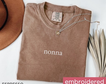 Chemise Nonna brodée couleurs confort, cadeau pour Nonna, t-shirt pour faire-part de grand-mère, t-shirt Nonna, cadeau de fête des mères pour grand-mère