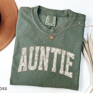 Floral Auntie Shirt, Gift for Auntie, Comfort Colors® New Auntie Tee Shirt, Auntie to Be Shirt, Auntie Gift, Pregnancy Announcement Auntie