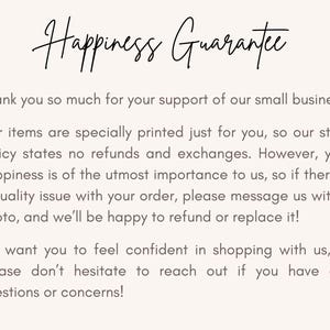 Puede incluir: Texto sobre un fondo blanco que dice "Happiness Guarantee". El texto de abajo explica la pol&iacute;tica de la tienda sobre reembolsos y cambios. Indica que la tienda ofrece una garant&iacute;a de satisfacci&oacute;n y reembolsar&aacute; o reemplazar&aacute; los art&iacute;culos si hay un problema de calidad.