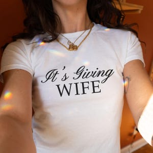 It&#39;s Giving Wife Baby Tee, New Wife Cropped T-Shirt, Future Mrs Tshirt for Bride To Be, Engagement Outfit for Bridal Shower Bachelorette