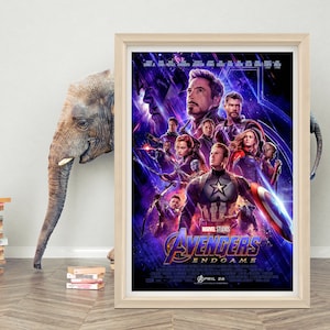 Może przedstawiać: Plakat filmowy do filmu Avengers: Endgame, przedstawiający grupę superbohaterów na fioletowym i niebieskim tle. Plakat zawiera tekst "Avengers: Endgame" i datę premiery "26 kwietnia".