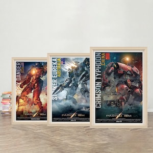 Puede incluir: Se muestran tres carteles de películas enmarcados de la película "Pacific Rim". Los carteles presentan imágenes de robots gigantes, con texto que incluye "Gipsy Danger", "Striker Eureka" y "Crimson Typhoon". Los carteles están en marcos de madera.
