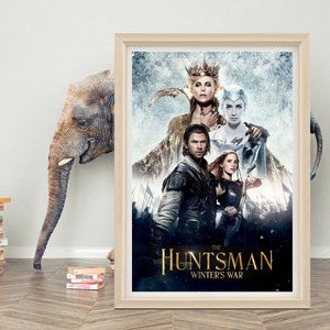 Könnte beinhalten: Filmplakat für The Huntsman: Winter's War mit einer Gruppe von Charakteren in einer verschneiten Waldlandschaft. Der Titel des Films ist in goldenen Buchstaben am unteren Rand des Plakats dargestellt.