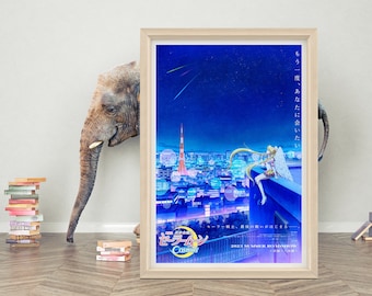 Puede incluir: Un póster para la serie de anime "Sailor Moon Cosmos" que presenta a un personaje de pie en una azotea con vistas a un horizonte urbano nocturno. El póster tiene el texto "もう一度、あなたに会いたい" y "戰士、最後の戦いがはじまる" en japonés. El póster también tiene el texto "2021 SUMMER ROADSHOW".