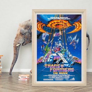 Può includere: Un poster vintage per il film Transformers: The Movie. Il poster presenta un'astronave blu e arancione con un centro arancione brillante. Il poster ha uno sfondo blu con una scena dei Transformers che combattono. Il testo sul poster recita "Beyond good. Beyond evil. Beyond your wildest imagination." e "The Transformers: The Movie".