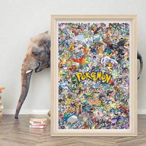 Könnte beinhalten: Ein gerahmtes Poster mit einer farbenfrohen Collage verschiedener Pokémon-Charaktere. Das Wort "Pokémon" ist in Gelb und Blau dargestellt. Das Poster befindet sich in einem hellen Holzrahmen.