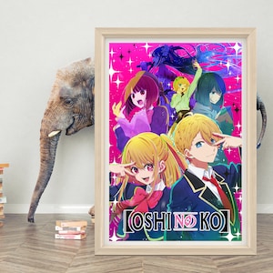 以下が含まれることがあります： カラフルなアニメイラストが描かれた額縁付きポスター。ポスターはキラキラ輝くピンクの背景に、黒と白の文字で「推しの子」と書かれている。