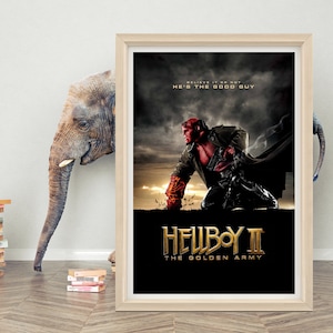 Op de afbeelding: Een filmposter voor de film "Hellboy II: The Golden Army". De poster toont een roodhuidige, gehoornde figuur met een zwaard in zijn hand. De tekst "Geloof het of niet, hij is de goede man" staat bovenaan de poster.
