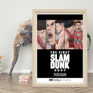 Può includere: Un poster per il film "The First Slam Dunk", un film d'animazione giapponese basato sulla popolare serie manga "Slam Dunk". Il poster presenta quattro personaggi della serie, tra cui Hanamichi Sakuragi, Kaede Rukawa, Hisashi Mitsui e Takenori Akagi. Il poster è nero con testo bianco e un canestro da basket rosso e bianco sullo sfondo. Il testo sul poster recita "The First Slam Dunk", "灌篮高手" (Slam Dunk in giapponese), "井上" (Inoue), e "4月20日 比赛开始" (20 aprile, la partita inizia). Il poster presenta anche il logo Dolby Cinema.