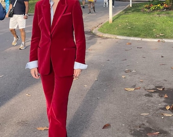 Traje de terciopelo rojo: elegante conjunto de blazer y pantalón acampanado para mujer