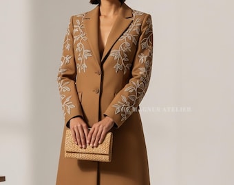 Traje de pantalón bordado con flores: ropa formal femenina hecha a medida.