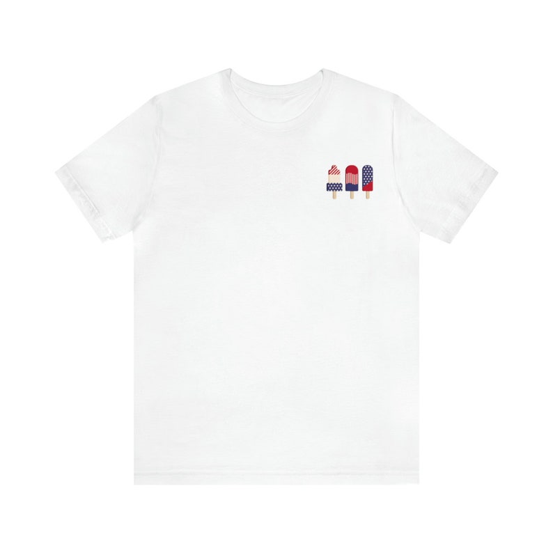 K&ouml;nnte beinhalten: Wei&szlig;es T-Shirt mit einem Motiv von drei rot-wei&szlig;-blauen Eis am Stiel.