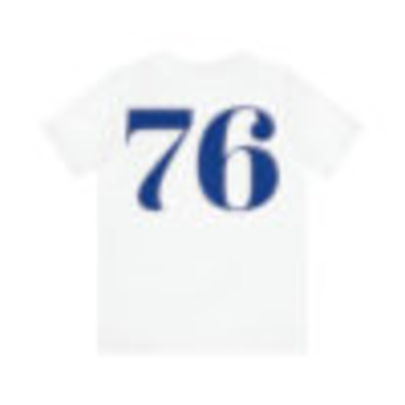 K&ouml;nnte beinhalten: Wei&szlig;es T-Shirt mit einer gro&szlig;en blauen Nummer "76" auf der R&uuml;ckseite.