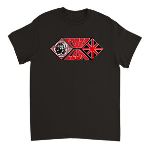 Puede incluir: Camiseta negra con un diseño gráfico rojo, blanco y negro. El diseño incluye una cabeza de león, el texto "FOSSA LEON" y un diseño de la Union Jack. La camiseta está hecha de un material suave y cómodo.