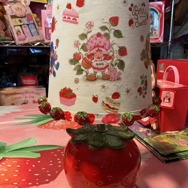 Lampe personnalisée Charlotte aux fraises