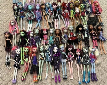 Monster High Puppen Lot (54 Puppen) – Extra Kleidung, Schuhe, Accessoires, Ständer & Mehr!