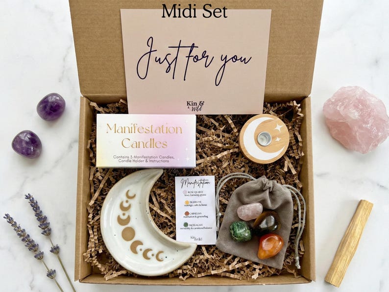 Manifestation gift set in size midi - a spiritual gift that comes gift wrapped and includes manifestation candles, a set of four healing crystals, spell candle holder and moon phases trinket dish