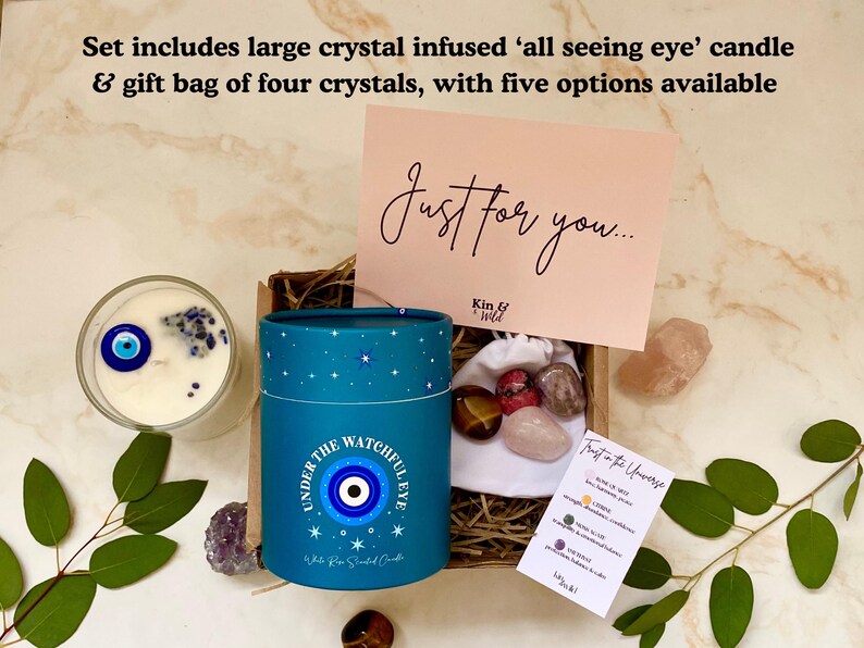 Puede incluir: Un juego de regalo con una vela grande con infusi&oacute;n de cristal con un dise&ntilde;o de "ojo que todo lo ve", una bolsa de regalo de cristales y una tarjeta que dice "Just for you...". La vela est&aacute; en un recipiente de vidrio.