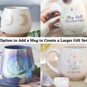 Puede incluir: Cuatro tazas de cer&aacute;mica con dise&ntilde;os celestiales. Una taza blanca tiene recortes de media luna. Otra tiene el texto "Stay Wild Moonchild". Una tercera taza tiene el texto "Love by the Sun, Love by the Moon". La &uacute;ltima taza tiene el texto "Fueled by Crystals & Coffee".