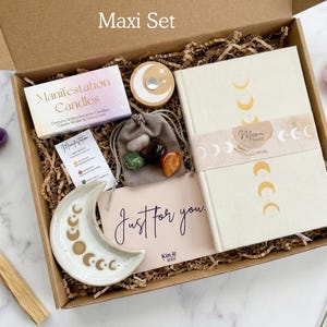 Manifestation gift set in size maxi - a spiritual gift that comes gift wrapped and includes manifestation candles, a set of four healing crystals, spell candle holder and moon phases trinket dish