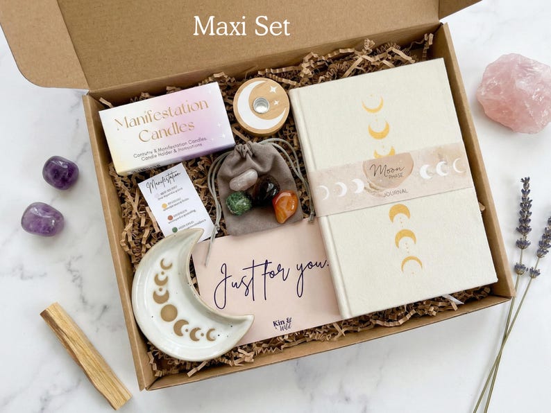 Manifestation gift set in size maxi - a spiritual gift that comes gift wrapped and includes manifestation candles, a set of four healing crystals, spell candle holder and moon phases trinket dish