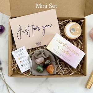 Manifestation gift set in size mini - a spiritual gift that comes gift wrapped and includes manifestation candles, a set of four healing crystals and spell candle holder